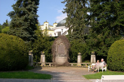 Pamětní desky a sochy