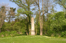 Pamětní desky a sochy