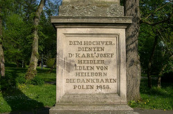 Pamětní desky a sochy