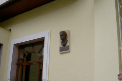 Pamětní desky a sochy