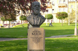 Pamětní desky a sochy