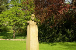 Pamětní desky a sochy