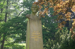 Pamětní desky a sochy